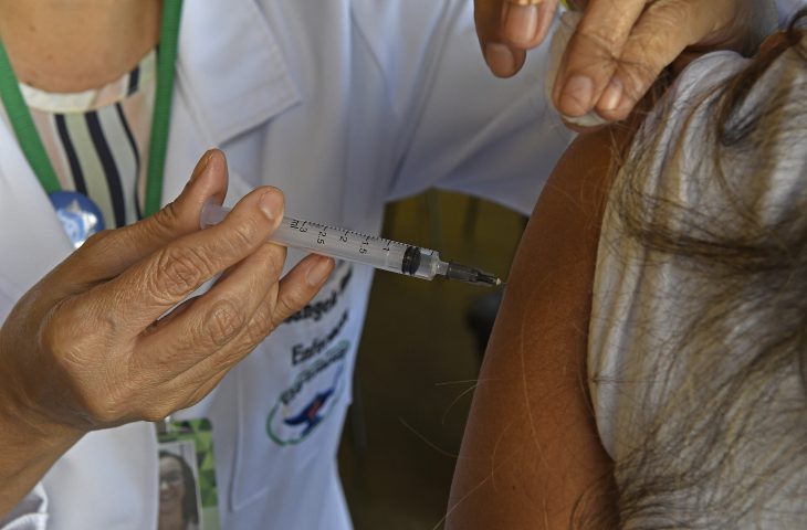 MS prepara estratégia para ampliar vacinação contra doença que pode causar meningite